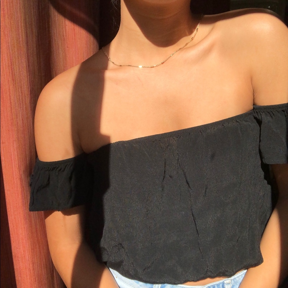 BLACK OFF THE SHOULDER TOP